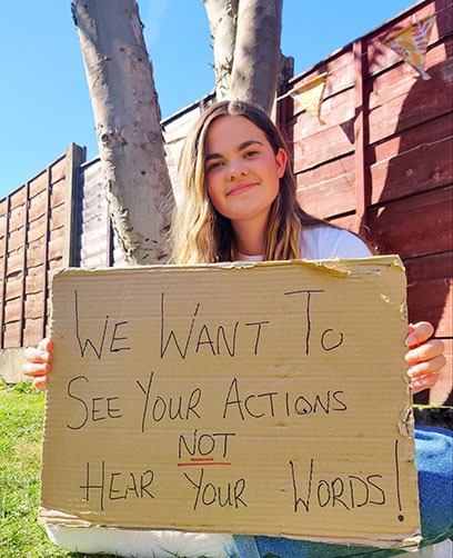 Emma Greenwood ha sido activista desde jover por la justicia climática. Ha participado en numerosas protestas y estado en diferentes congresos lamando a los políticos a la acción para conseguir la justicia climática