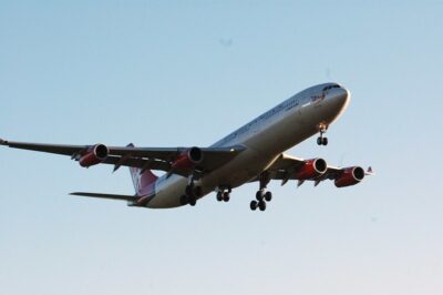 Un avión aterriza para hacer un vuelo sostenible
