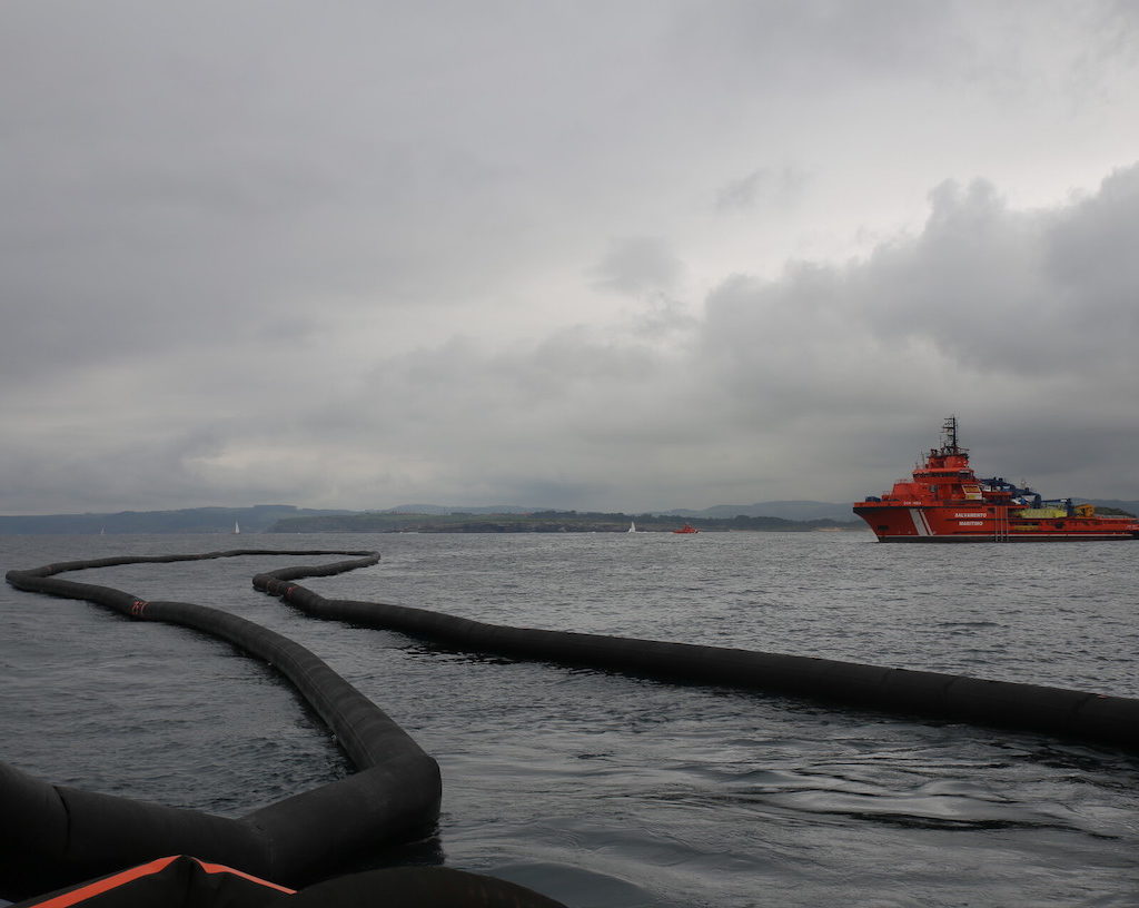 Salvamento marino realiza maniobras de recogida de fuel. Las herramientas más habituales en los barcos son los skimmers y las barreras. Juan Villanueva