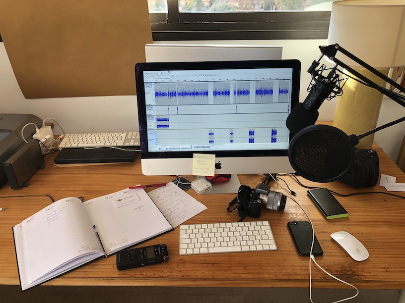 Este es el estudio de The Green Bee podcast donde se ven las herramientas que uso. Un ordenador, micrófono, grabadora, móvil. En la pantalla del ordenador se ve dl programa Audacity que es el que uso para montar el programa