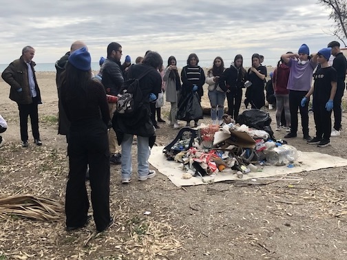 Juan Villanueva. Nacho Dean ha limpiado una playa de Málaga con los alumnos de IES Ben Gabirol. También estaba MSC sellos de pesca sostenible. Limpiar la playa