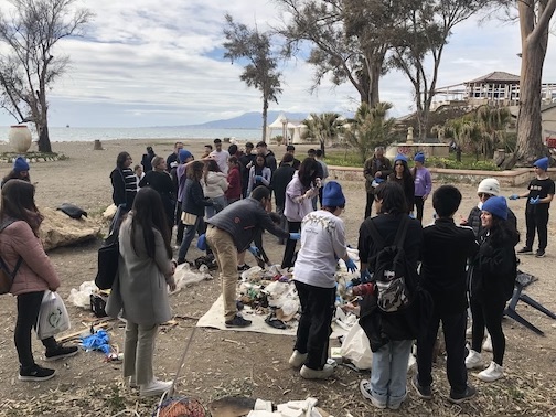 Juan Villanueva. Nacho Dean ha limpiado una playa de Málaga con los alumnos de IES Ben Gabirol. También estaba MSC sellos de pesca sostenible. Limpiar la playa