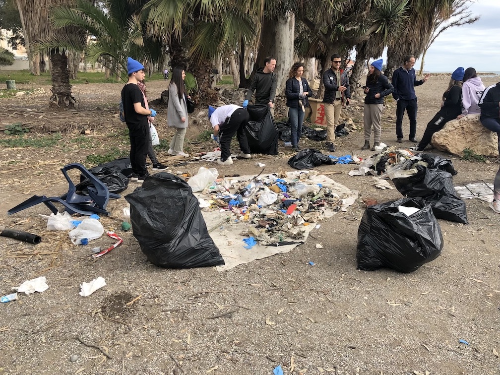 España Azúl limpia la playa de Málaga con los estudiantes del Ben Gabirol