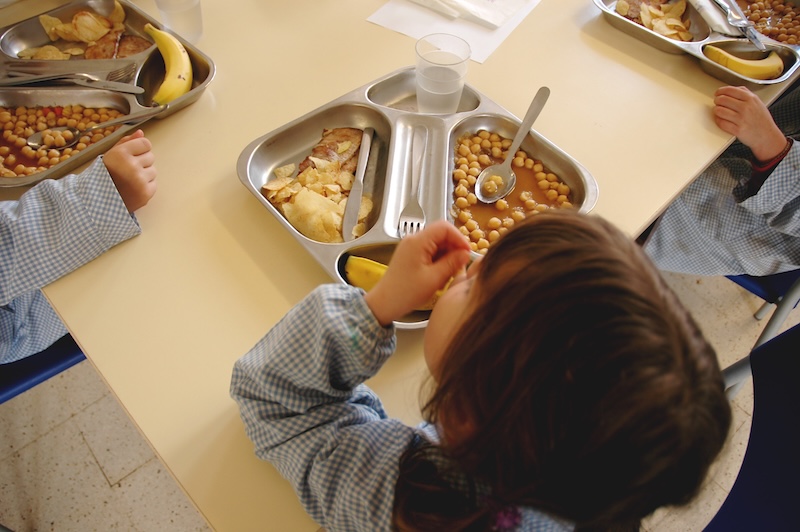 Comida en España, niño en el comedor escolar