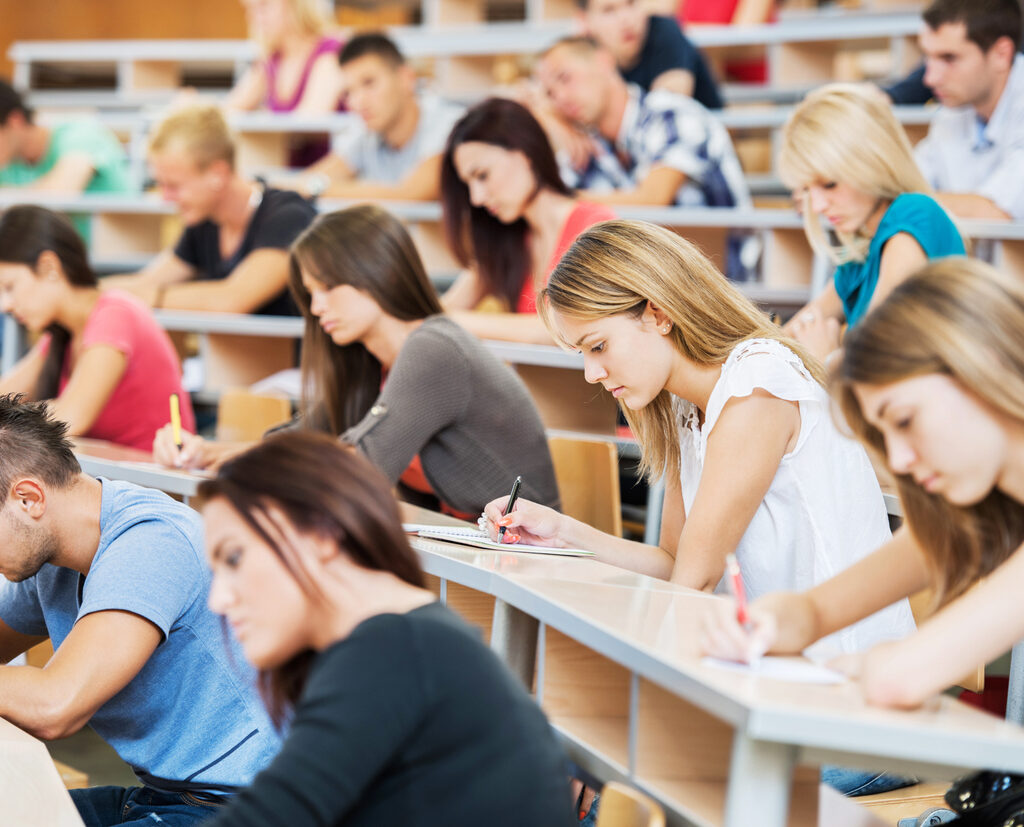 universidad pública frente a privada, una clase llena de estudiantes,