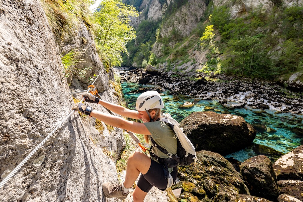 Joven realizando una via ferrata en Toledo