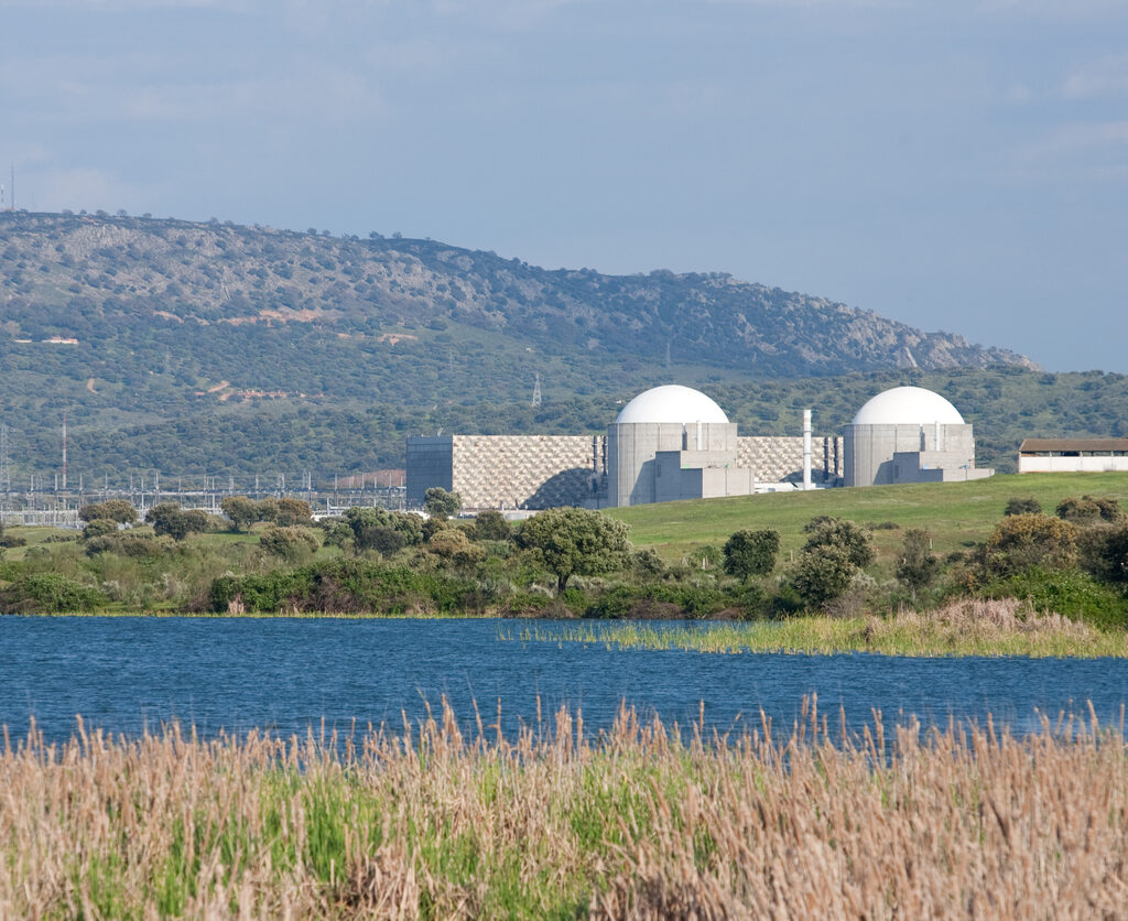 Vistas sobre el lago de la Central nuclear de almaraz