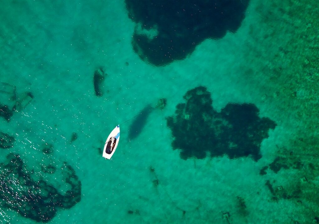 Espacios marinos protegidos en España, una canoa pasa por encima