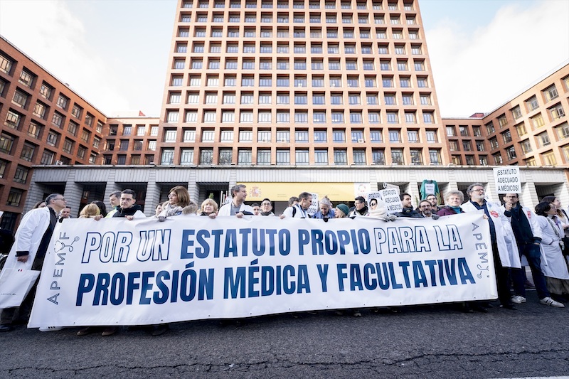 acaba la huelga de médicos que lucha por un estatuto propio para negociar sus condiciones laborales
