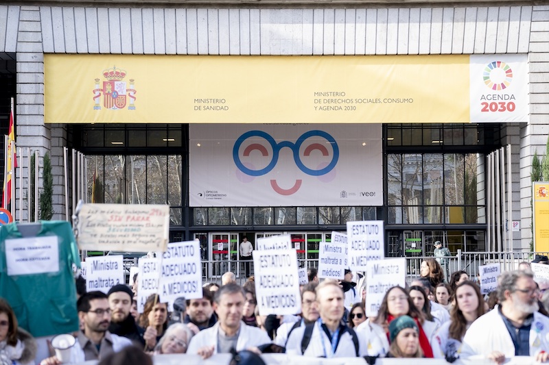 acaba la huelga de médicos. Se juntaron delante del ministerio