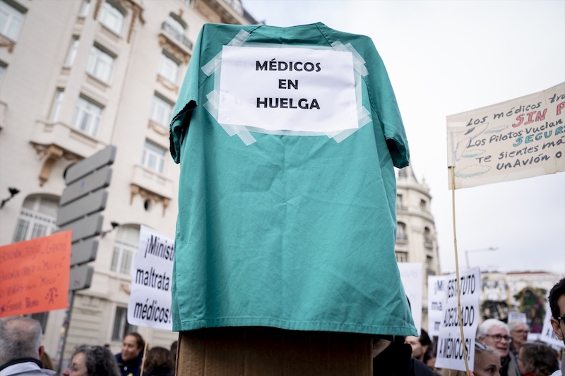 acaba la huelga de médicos. La huelga de médicos juntó a los profesionales en una marea blanca desde el hopsital de la paz hasta las castellana