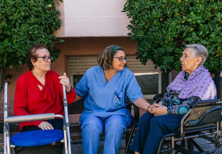 Enfermeras en residencias: 20.000 sanitarias cuidan de un pa&iacute;s envejecido y dependiente