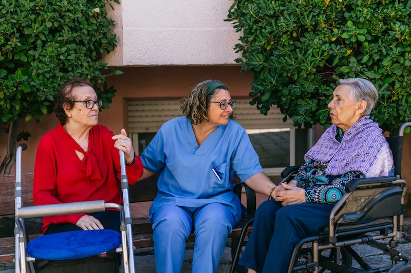 Las enfermeras en residencia tiene un papel fundamental en el cuidado de los mayores