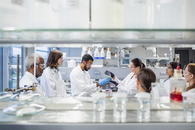 Laboratorio científico haciendo pruebas.Paciente de EPOC piden aumental las investigaciones en los tratamientos.